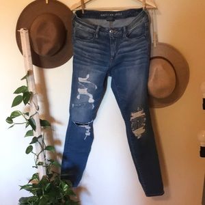 American Eagle ripped jegging.